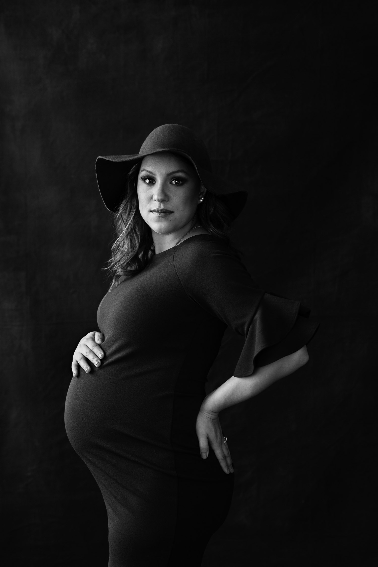 black and white pregnancy photos.