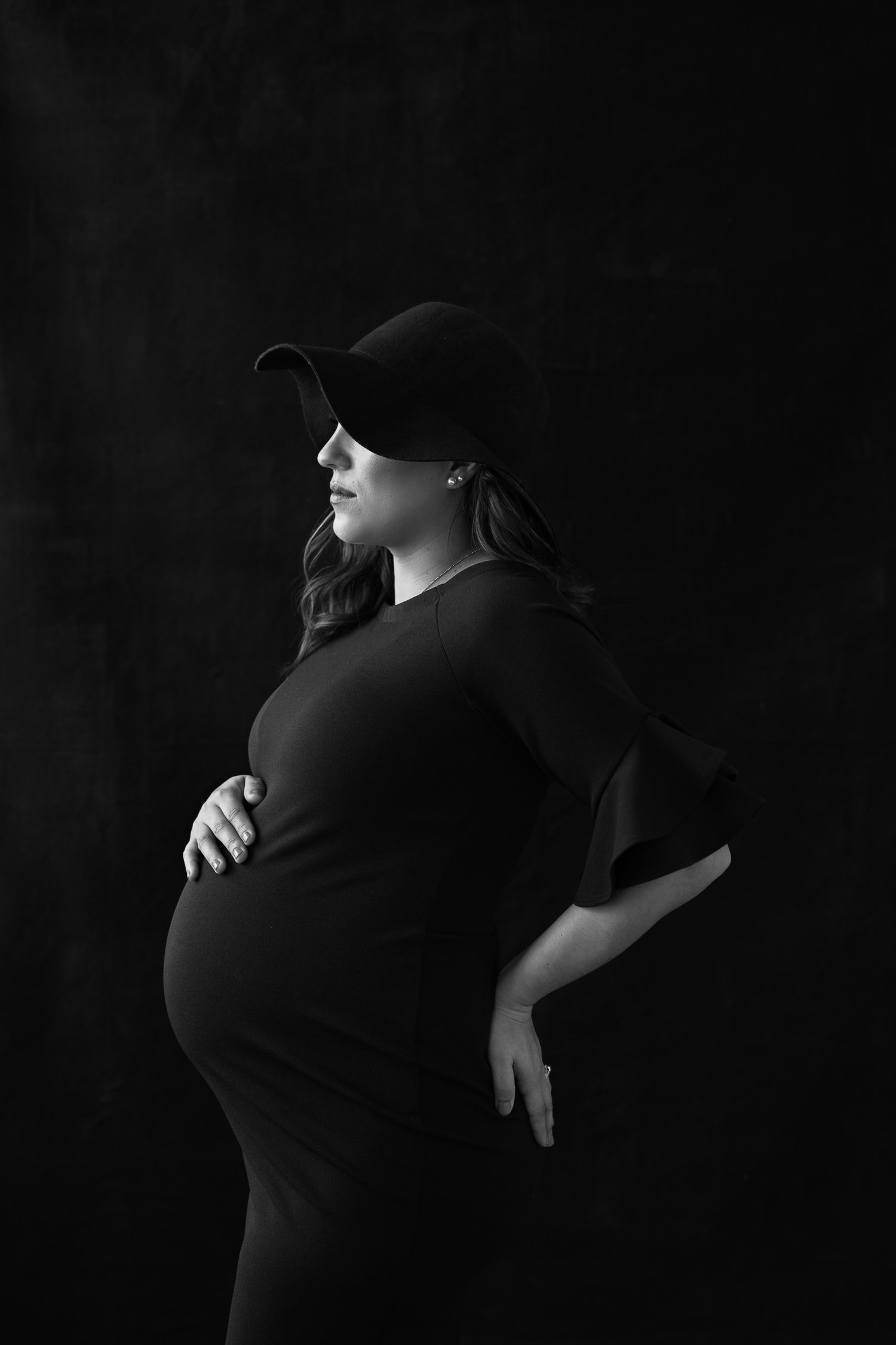 black and white pregnancy photos.