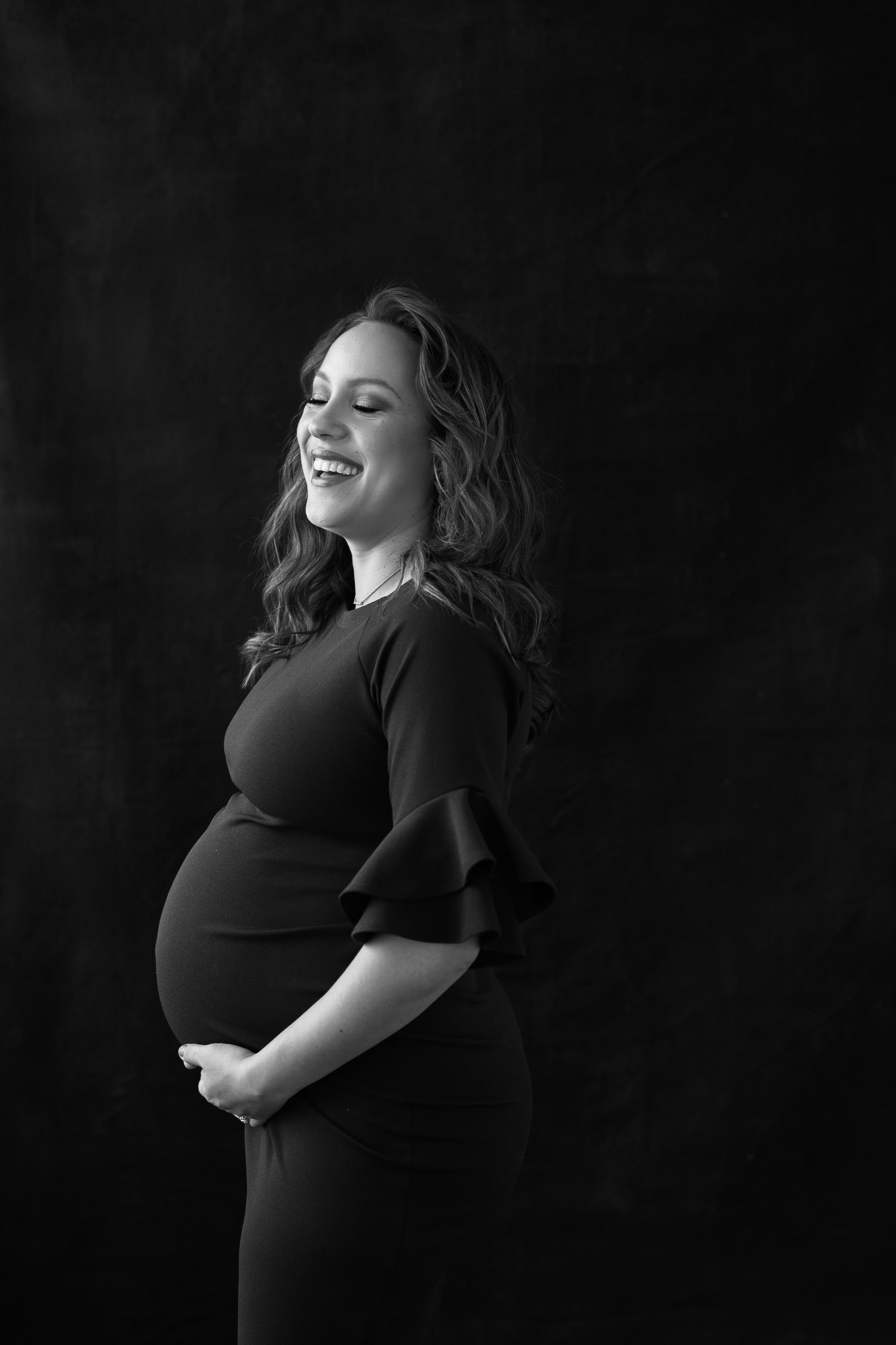 black and white pregnancy photos.
