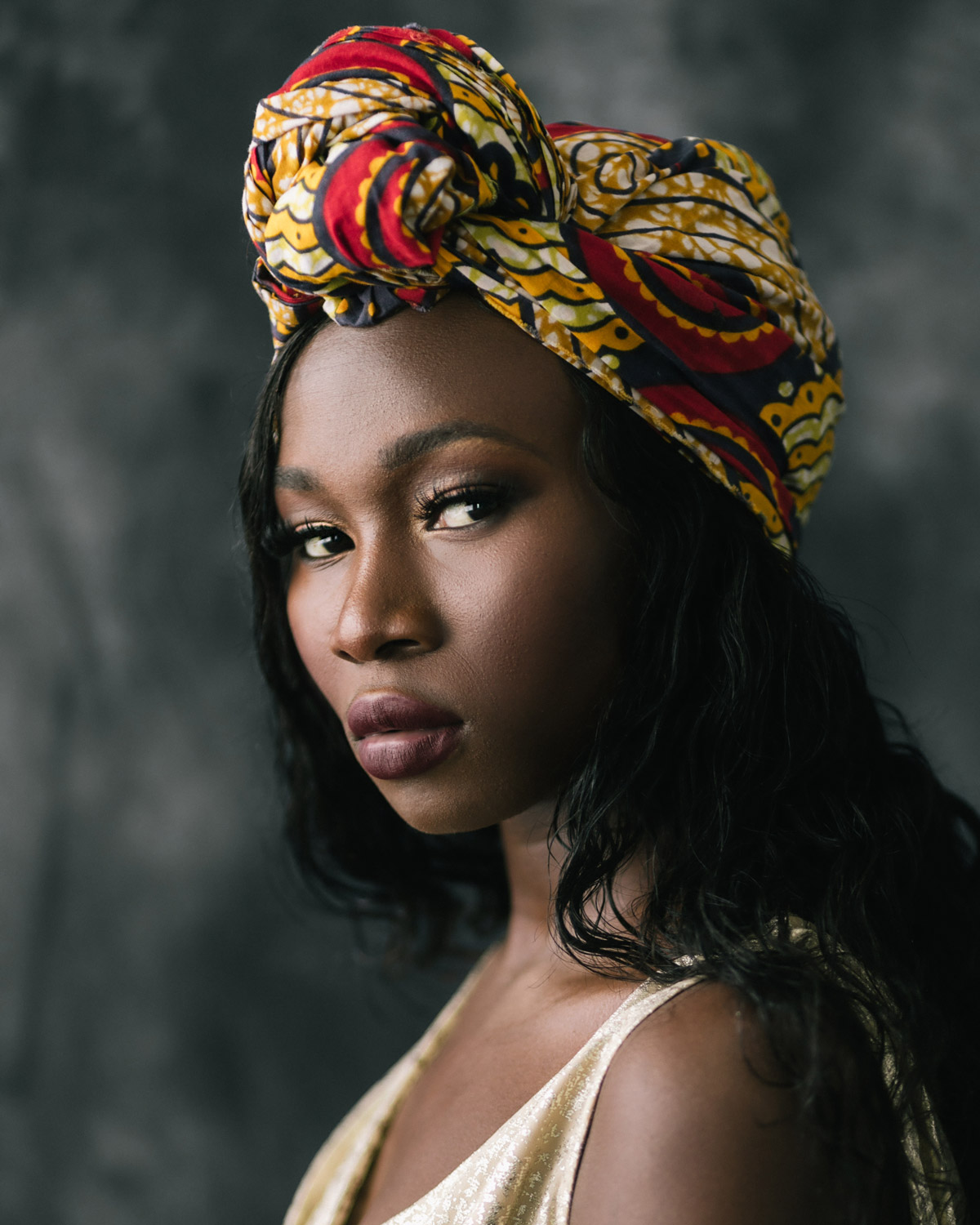 Woman wearing a fabric in her hair.