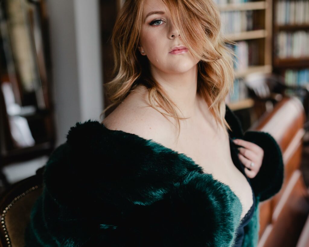 Boudoir photography for a plus size woman.