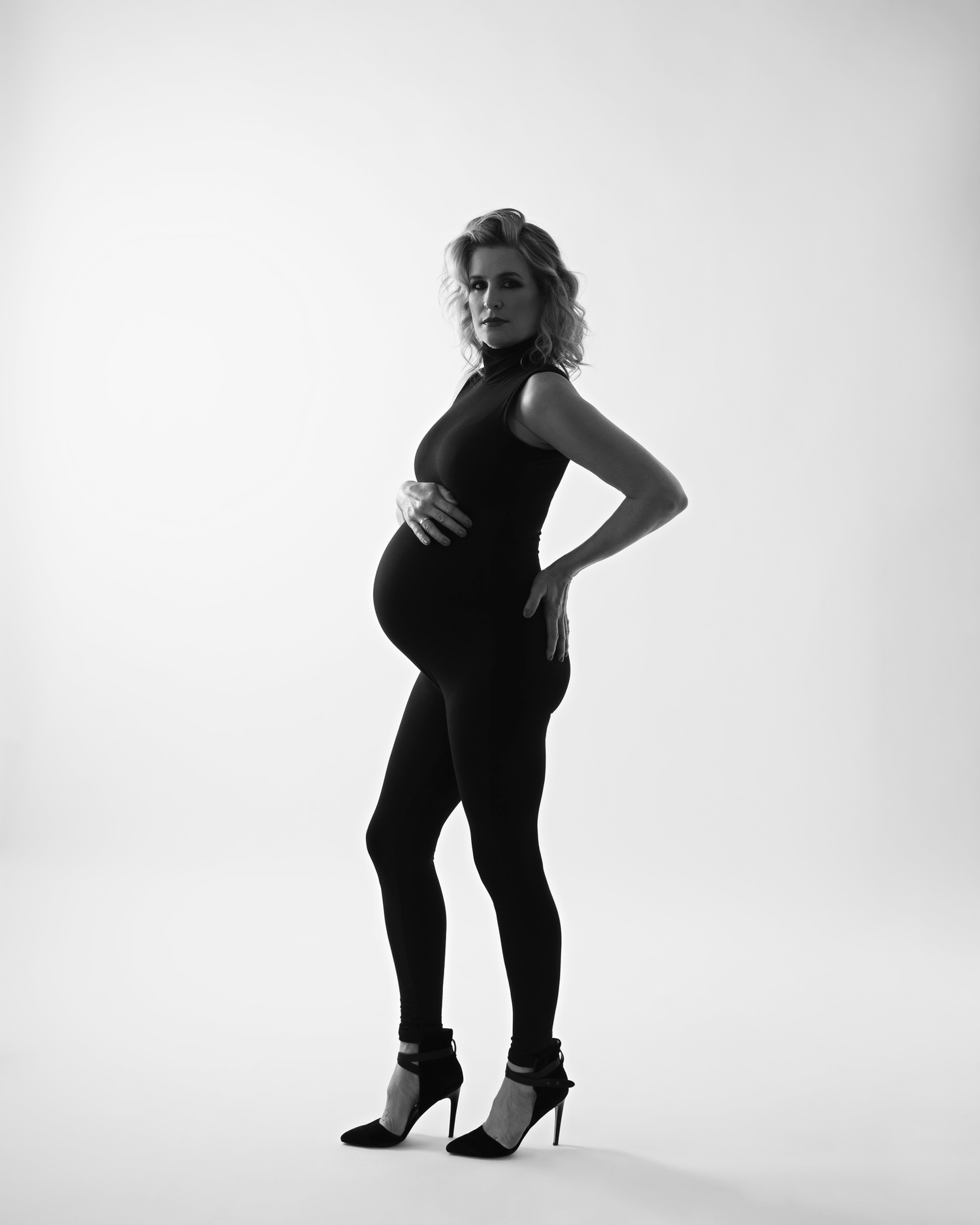 black and white pregnancy photoshoot.