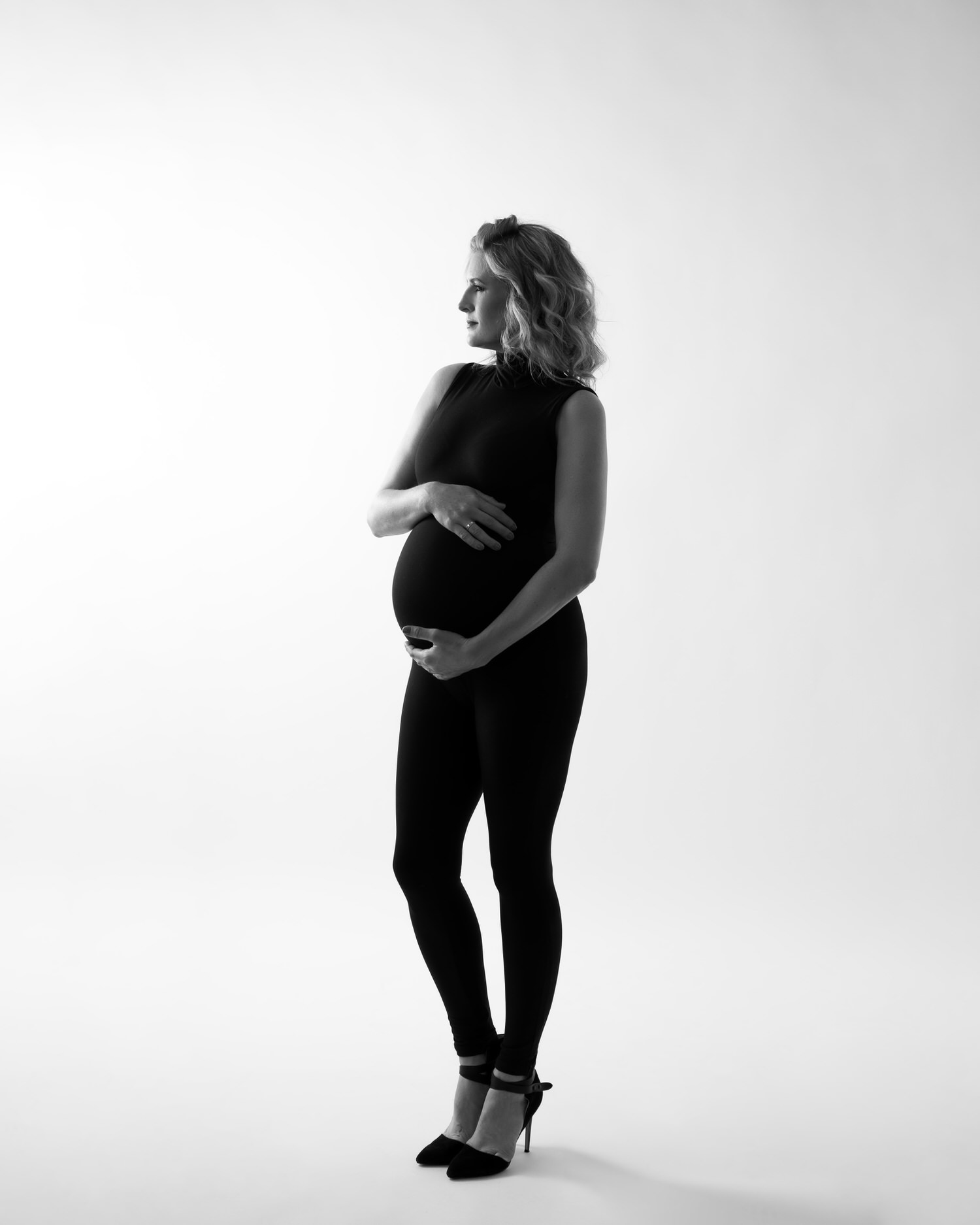 black and white pregnancy photoshoot.