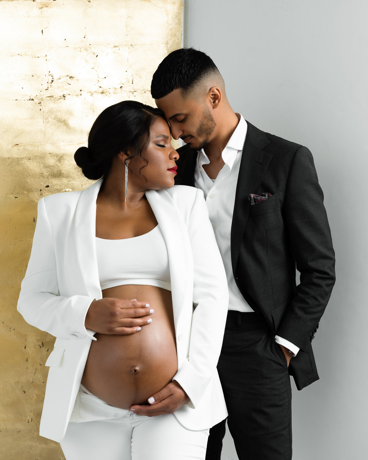 Chic and elegant toronto pregnancy photography.