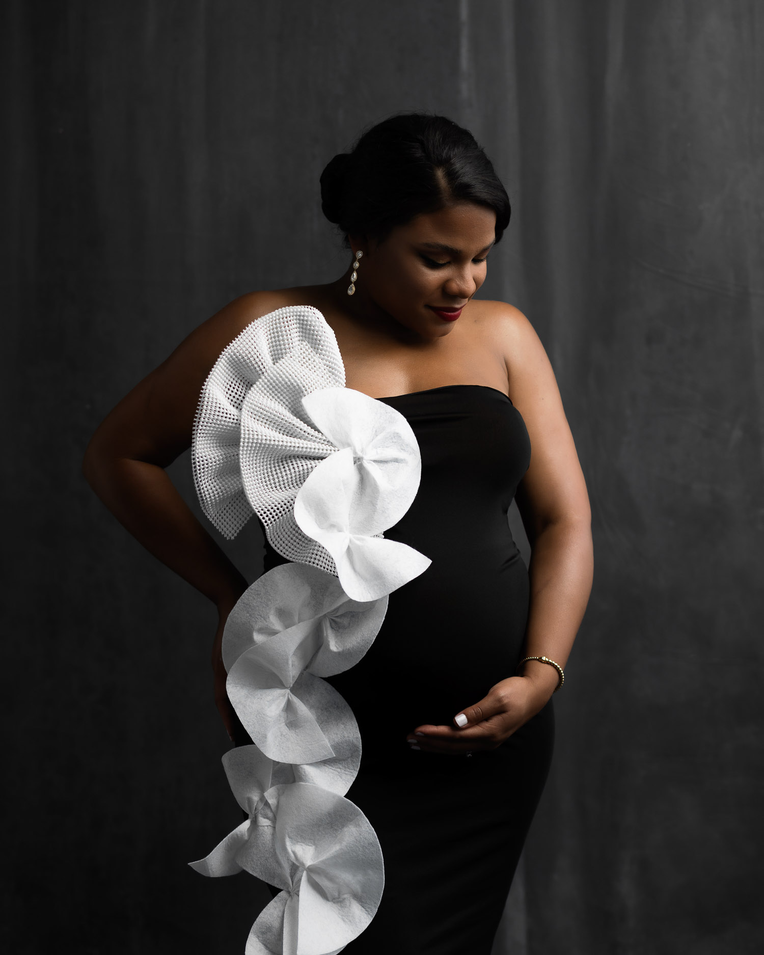 Timeless and elegant pregnant photography.